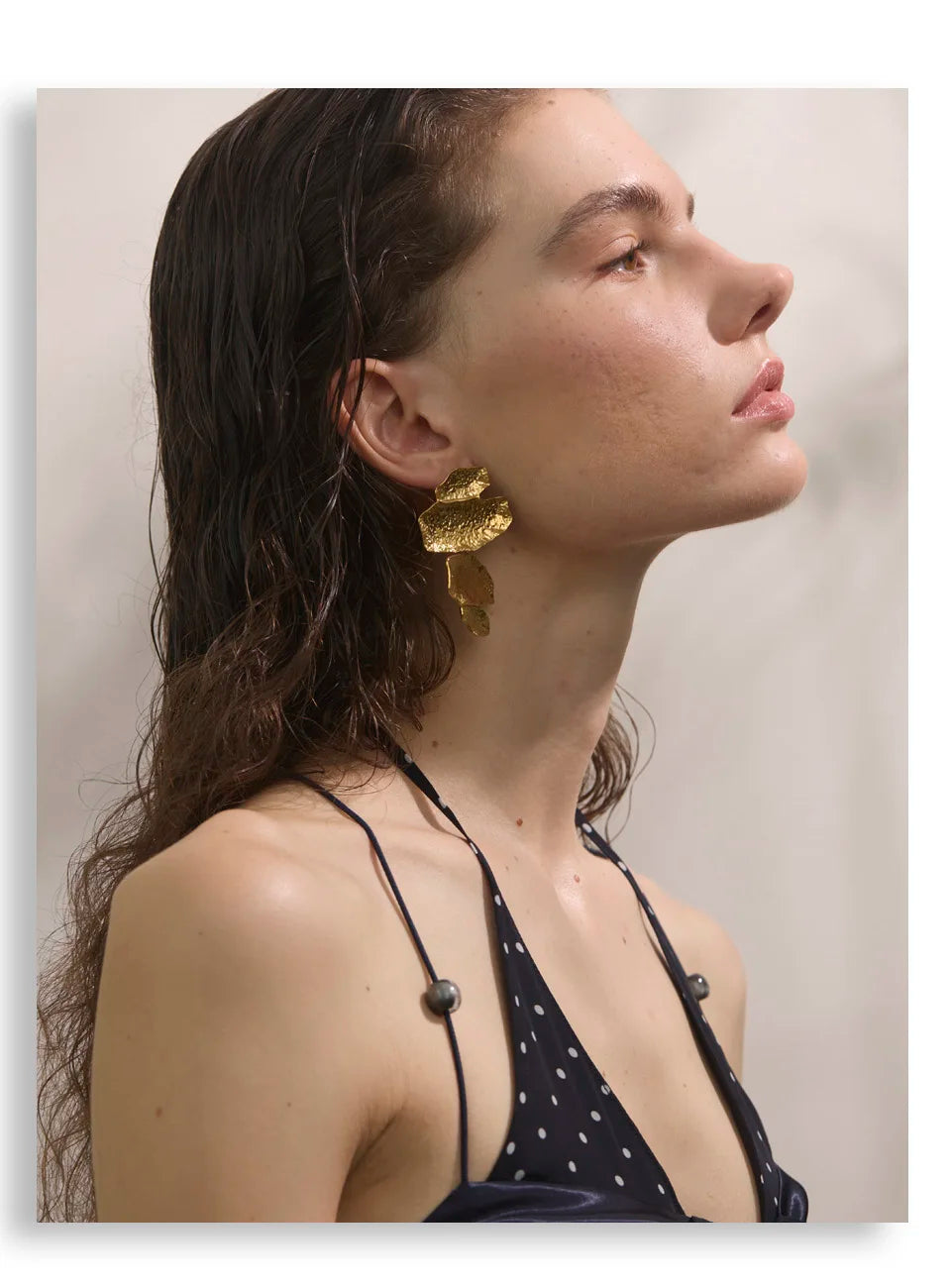 Hammered geometric earrings in gold-plated stainless steel.