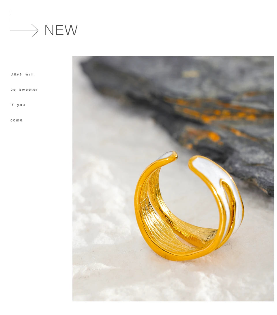 White enamel geometric ring in 18K gold-plated stainless steel with enamel.