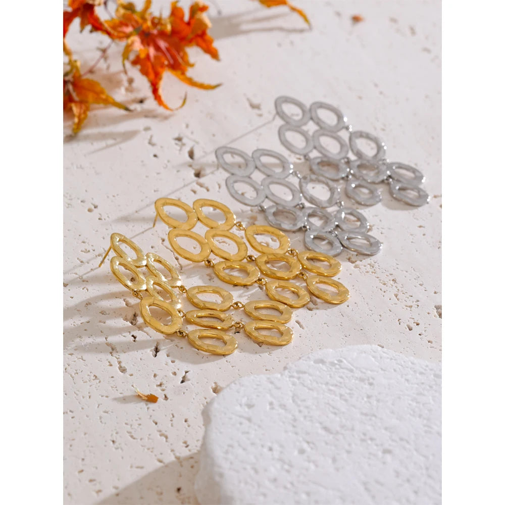 Geometric earrings in gold-plated stainless steel.