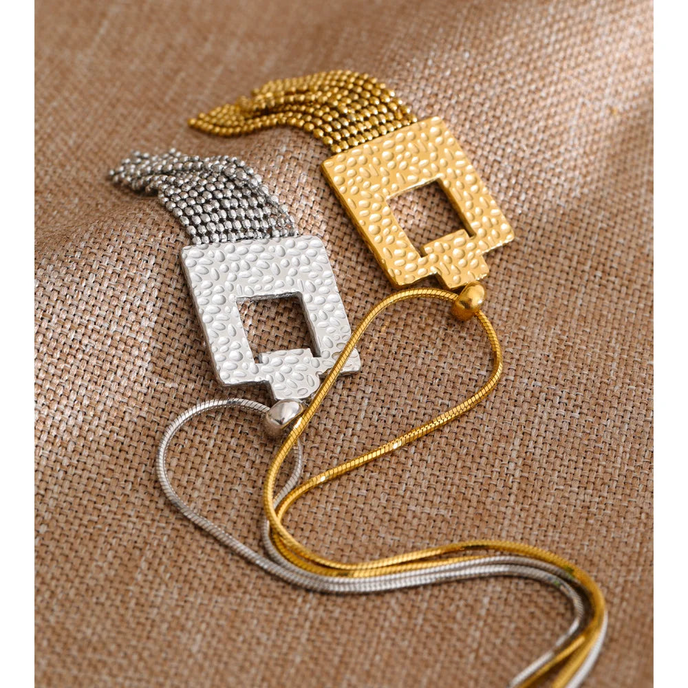 Geometric chain earrings in stainless steel.