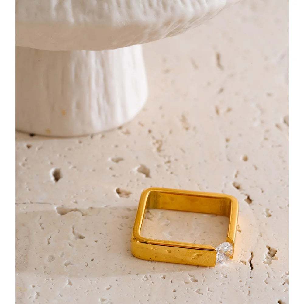 Cubic zirconia minimalist geometric ring in 18K gold-plated stainless steel with cubic zirconia.