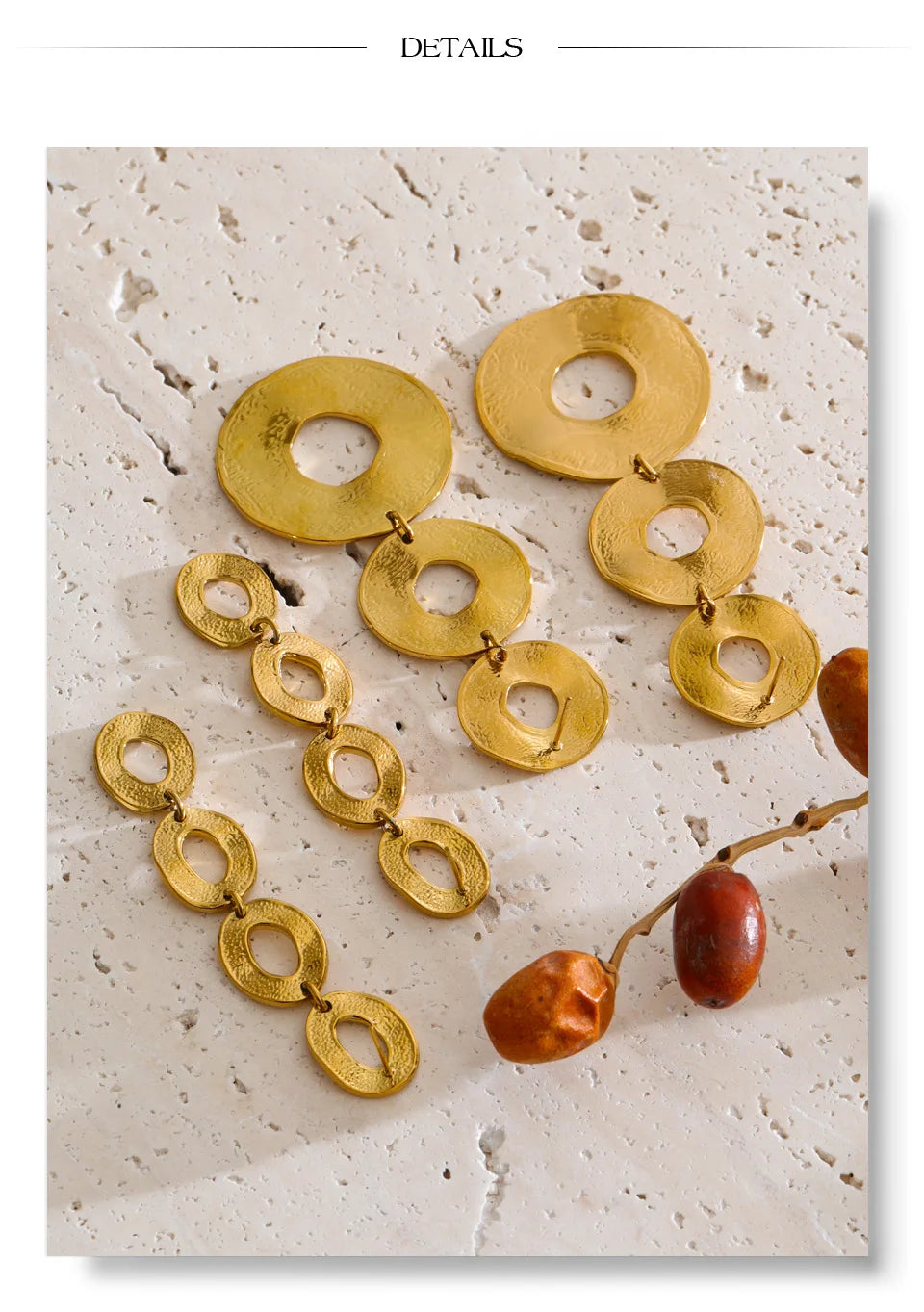 Geometric earrings in gold-plated stainless steel.