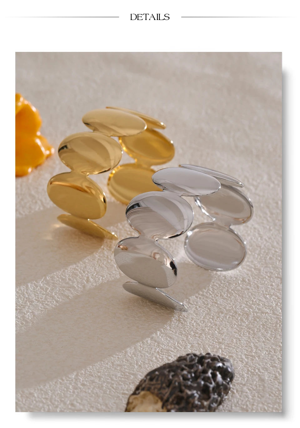 Geometric bracelet in gold-plated stainless steel.