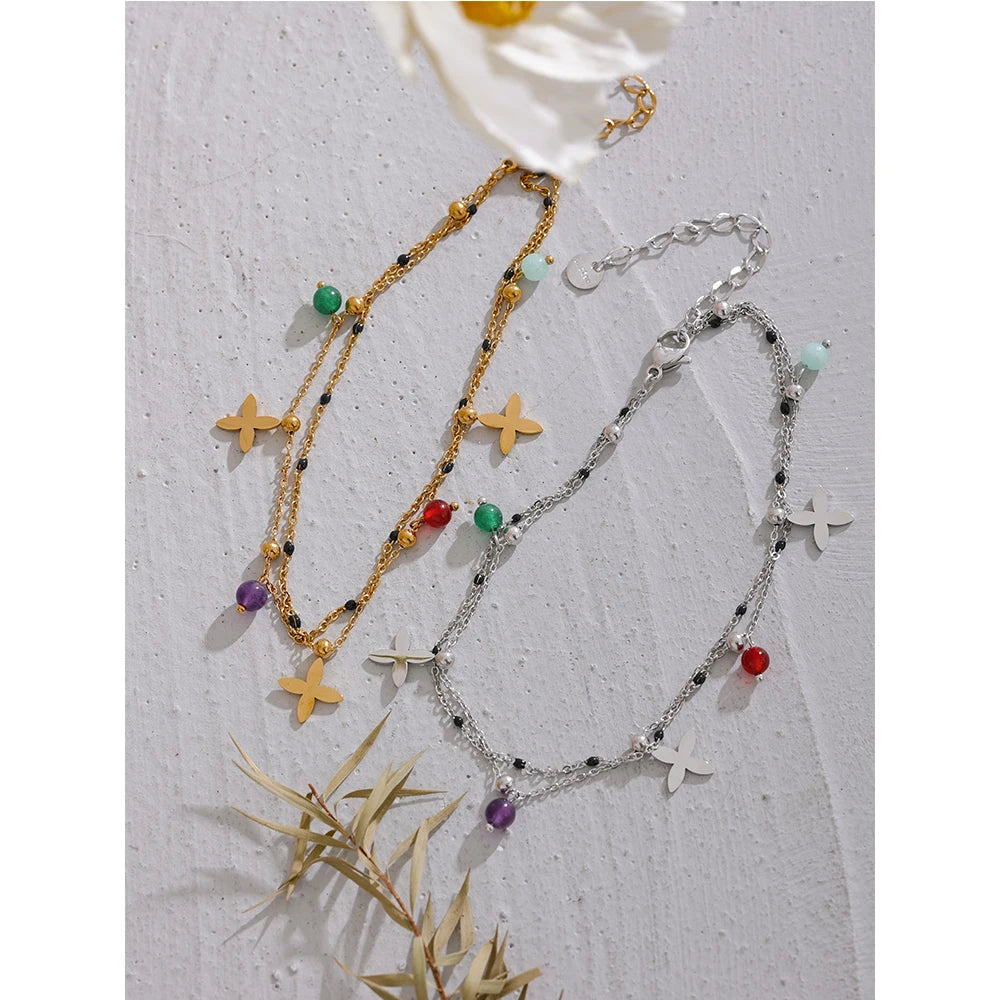 Natural stone flower beaded necklace in gold-plated stainless steel with natural stone.
