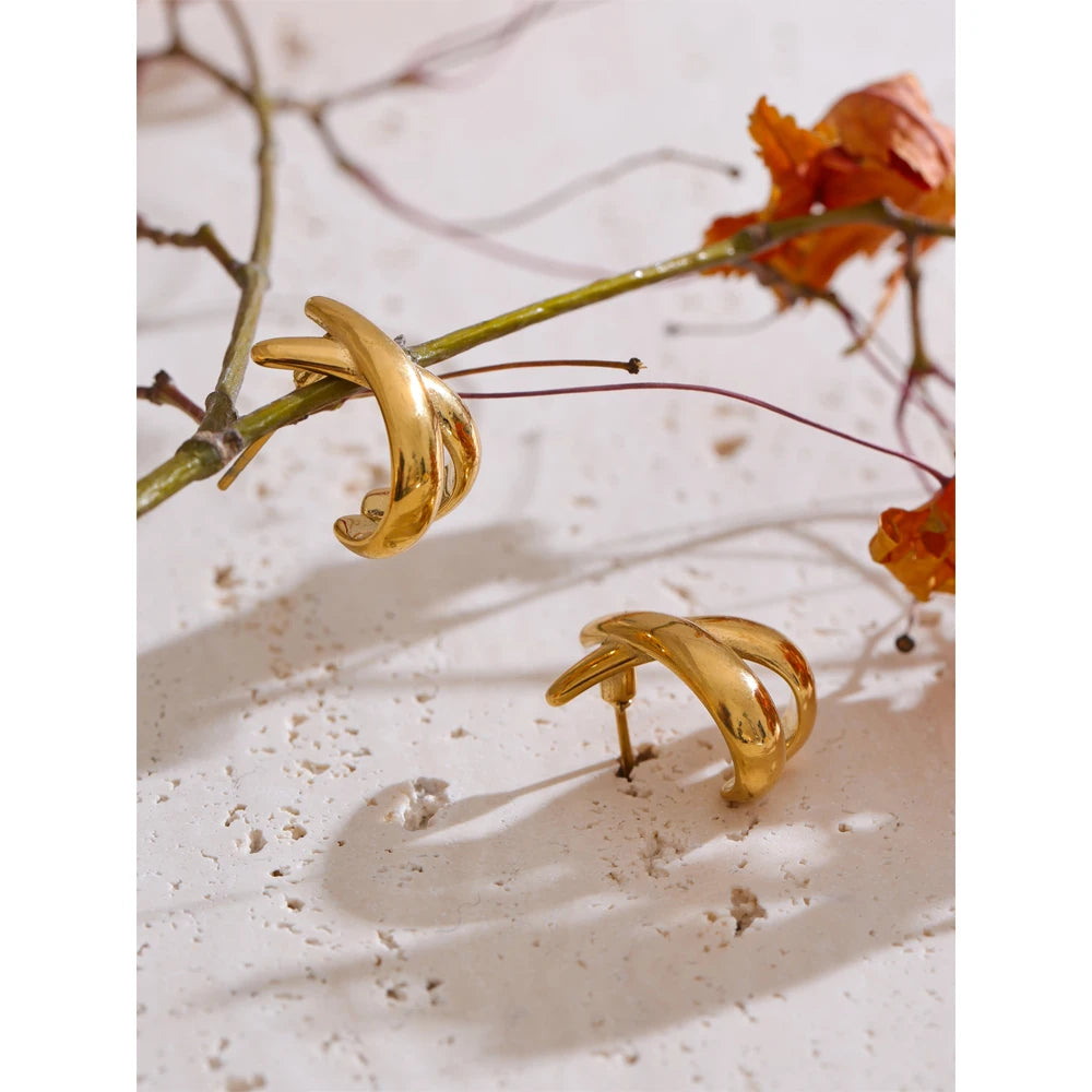 Minimalist geometric earrings in gold-plated stainless steel.