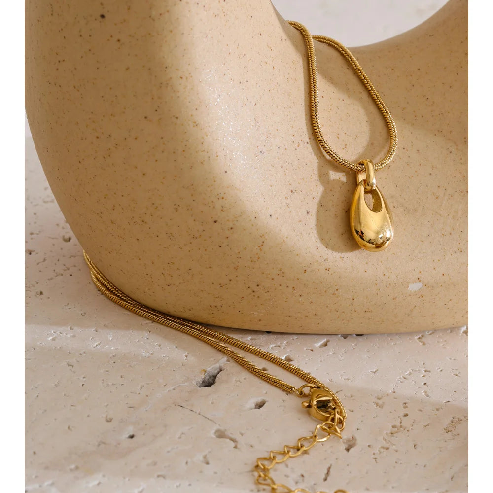 Geometric necklace in gold-plated stainless steel.