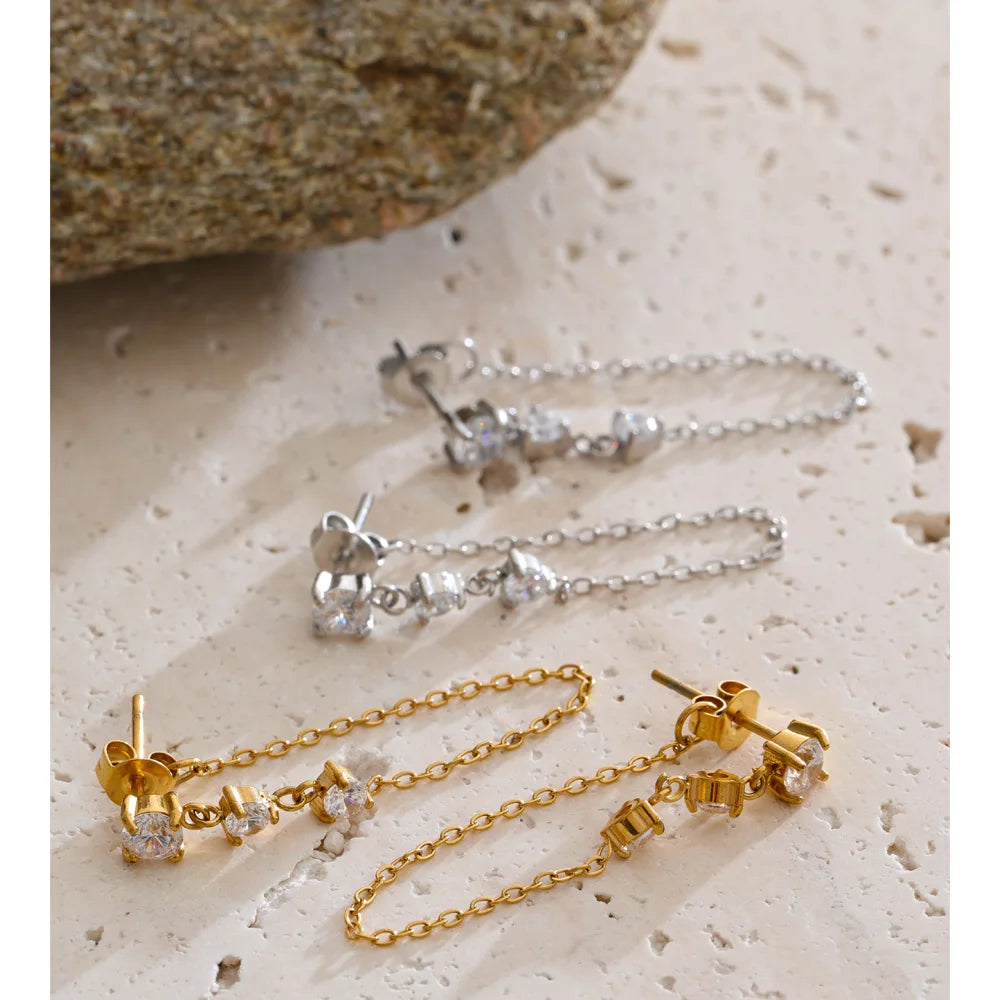 Cubic zirconia geometric chain earrings in gold-plated stainless steel with cubic zirconia.