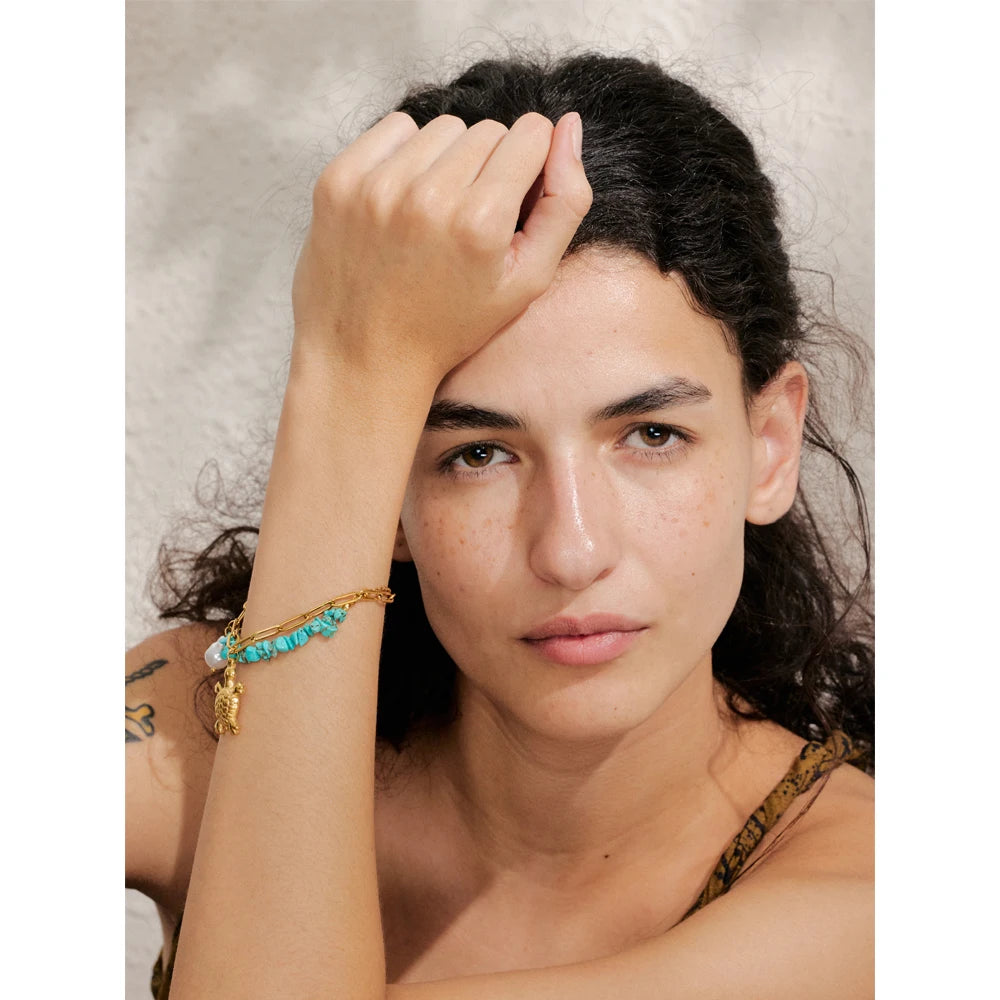 Shell star geometric necklace in gold-plated stainless steel with shell.