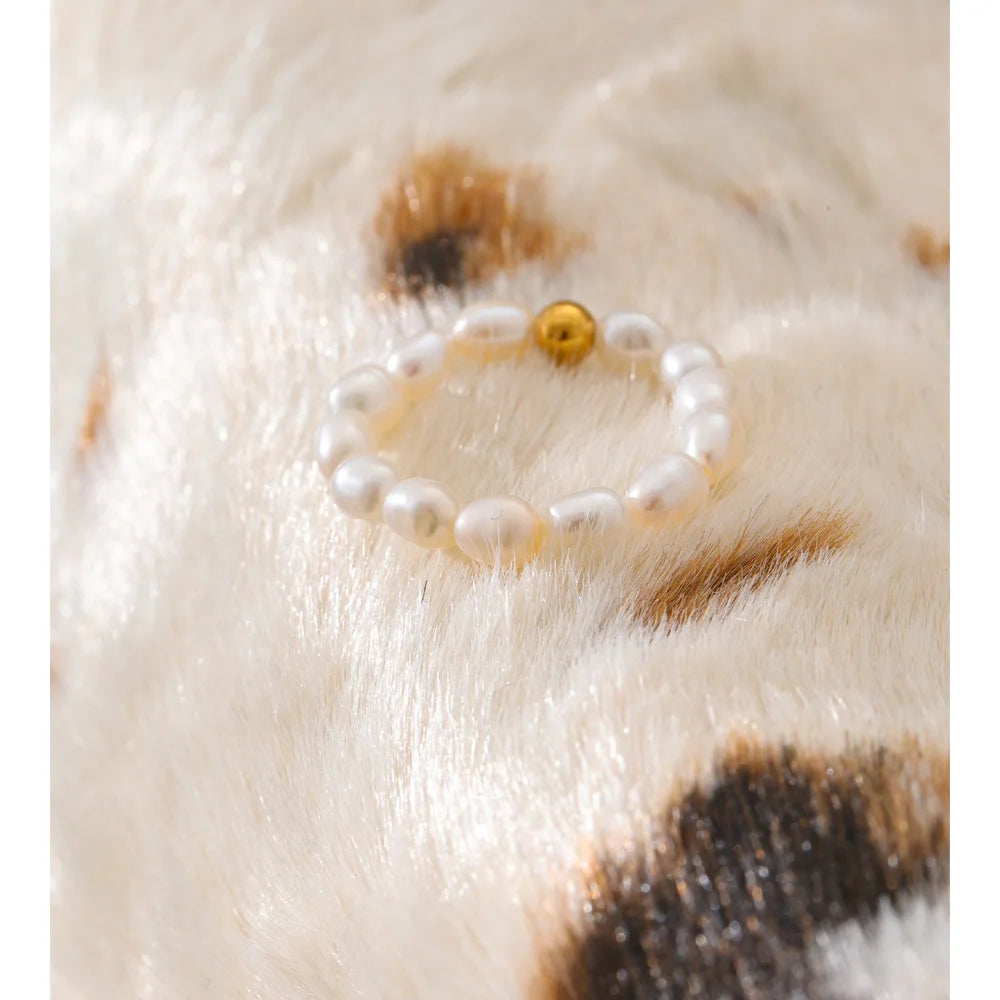 Freshwater pearl geometric ring in 18K gold-plated stainless steel with freshwater pearl.