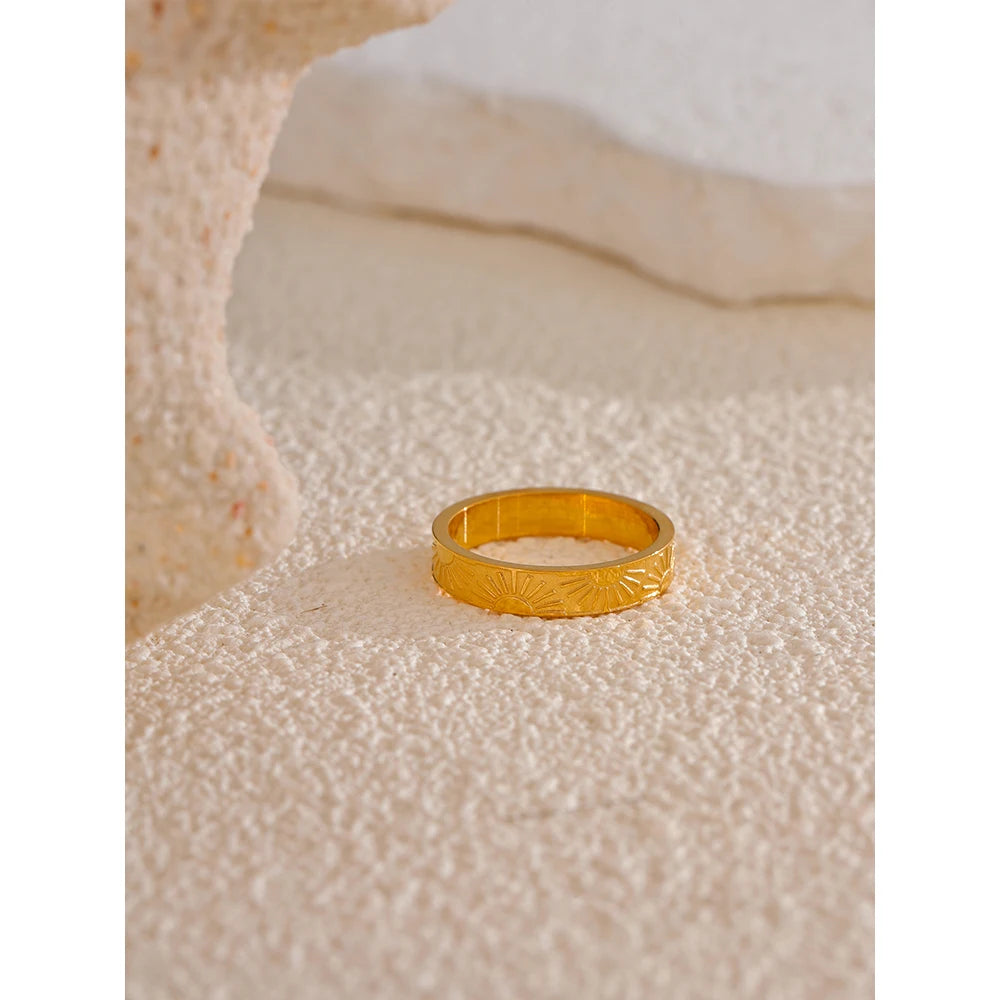 Sun minimalist geometric ring in 18K gold-plated stainless steel.