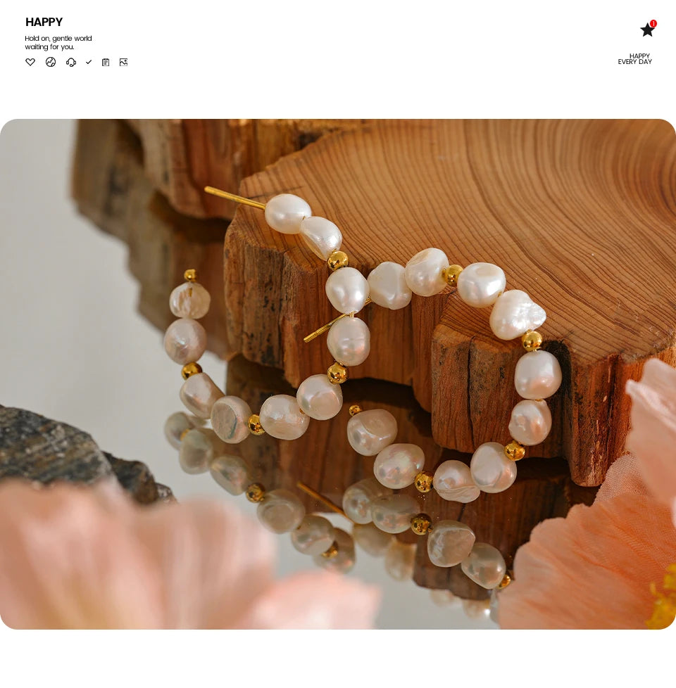 Freshwater pearl geometric earrings in gold-plated stainless steel with freshwater pearl.