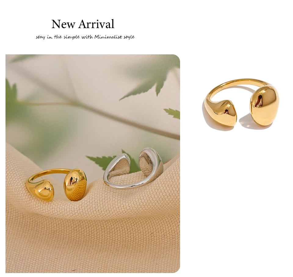 Minimalist geometric ring in gold-plated stainless steel.