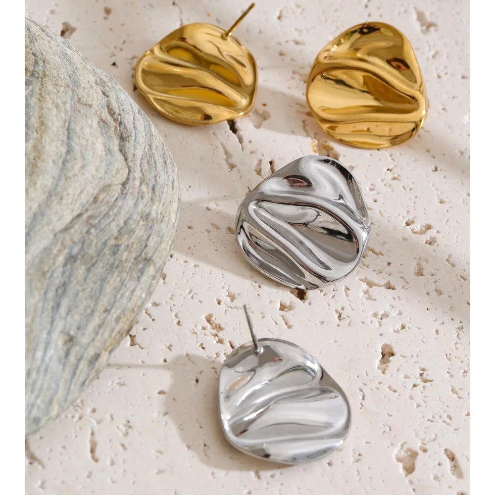 Geometric earrings in gold-plated stainless steel.