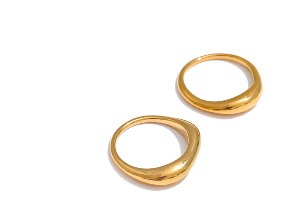 Hammered minimalist geometric ring in gold-plated stainless steel.