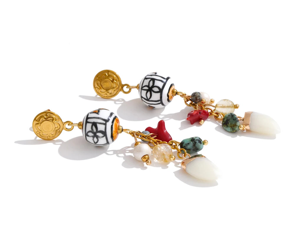 Resin natural stone geometric earrings in gold-plated stainless steel with natural stone and resin.