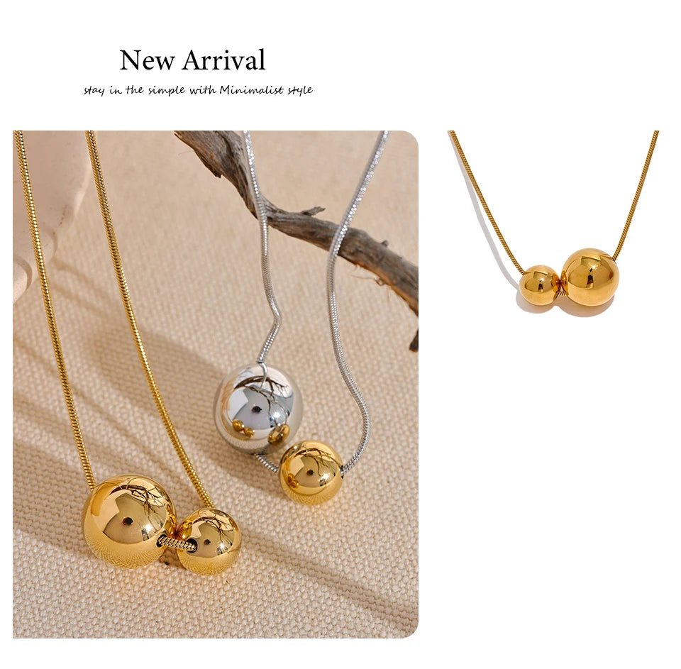 Beaded geometric necklace in gold-plated stainless steel.