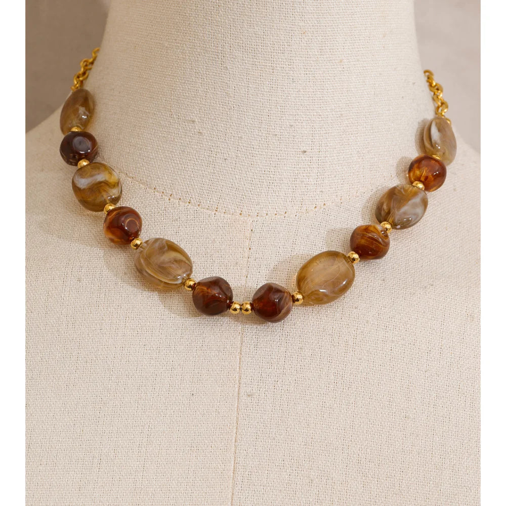 Resin beaded geometric necklace in gold-plated stainless steel with resin.