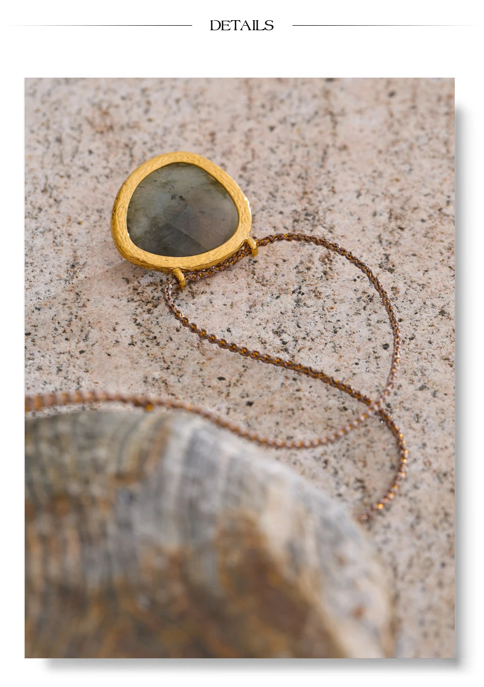Natural stone geometric necklace in gold-plated stainless steel with natural stone.
