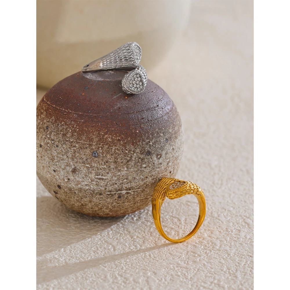 Cubic zirconia heart snake ring in gold-plated stainless steel with cubic zirconia.