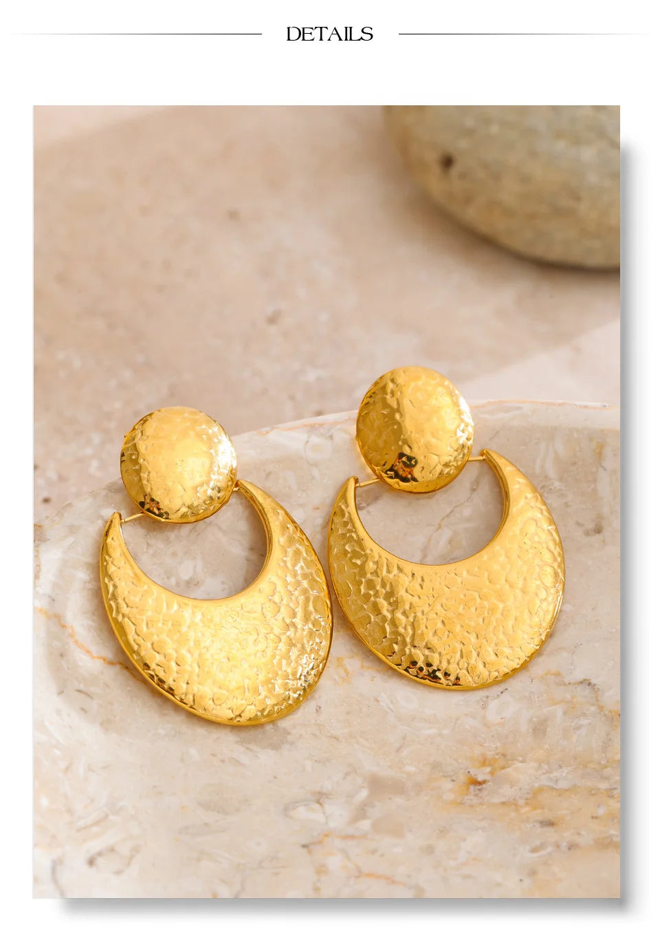 Hammered geometric earrings in gold-plated stainless steel.