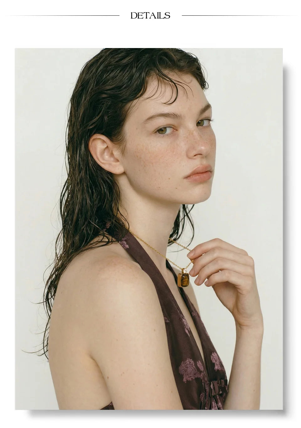 Natural stone geometric necklace in gold-plated stainless steel with natural stone.