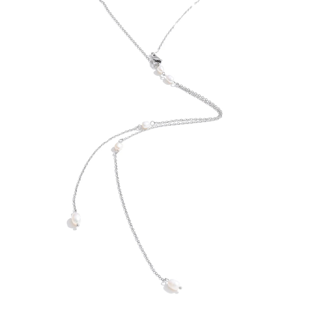 Freshwater pearl geometric chain necklace in gold-plated stainless steel with freshwater pearl.