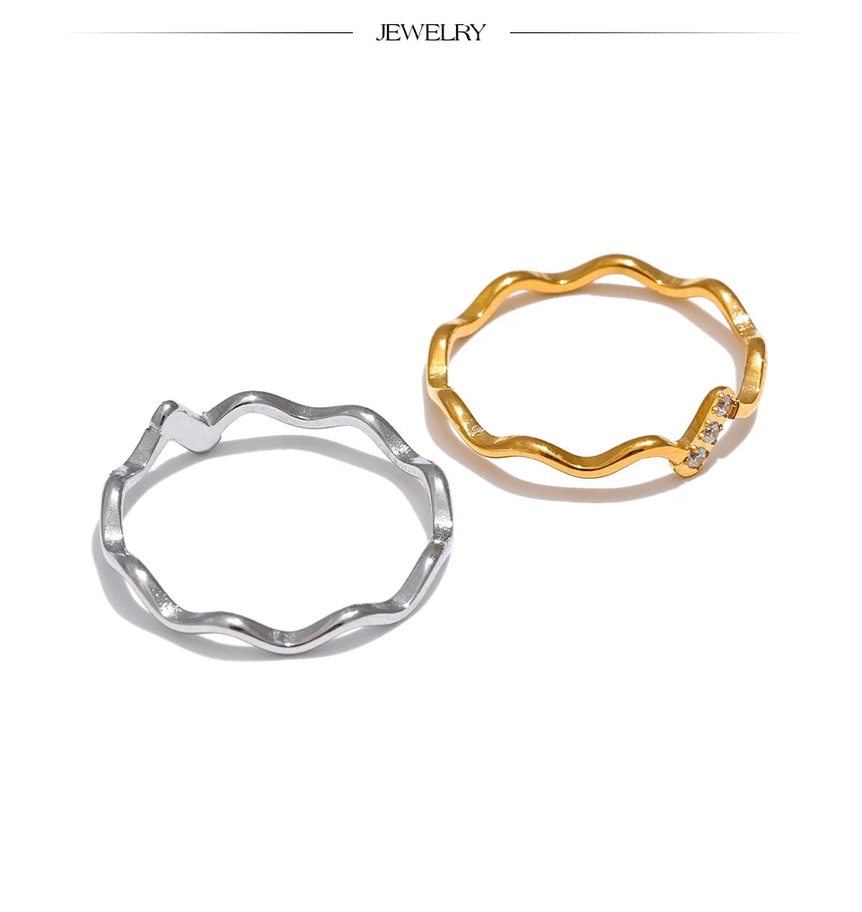 Cubic zirconia minimalist geometric ring in gold-plated stainless steel with cubic zirconia.