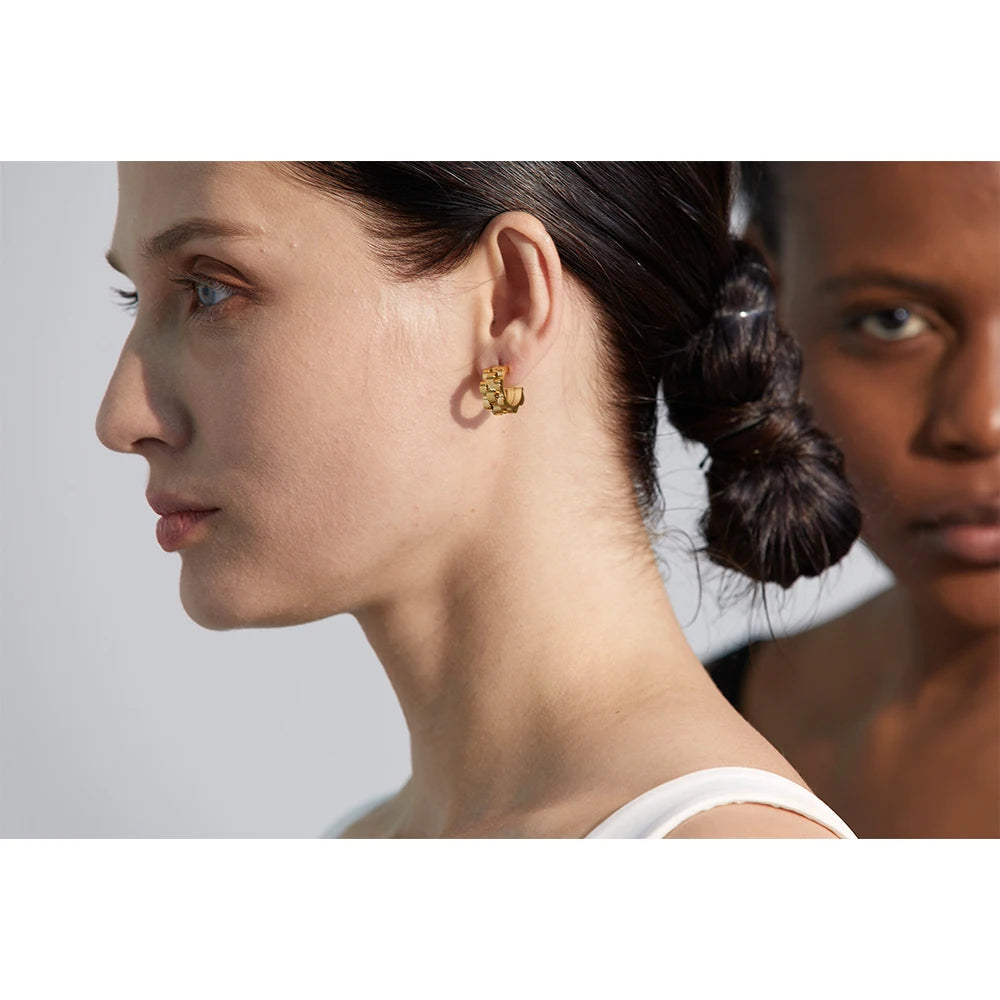 Hammered geometric earrings in 18K gold-plated stainless steel.