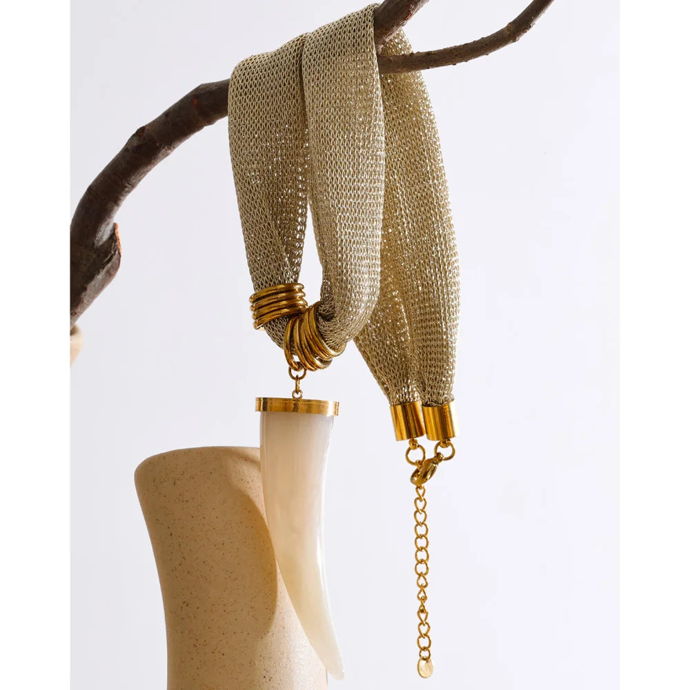 Resin geometric chain necklace in gold-plated stainless steel with resin.