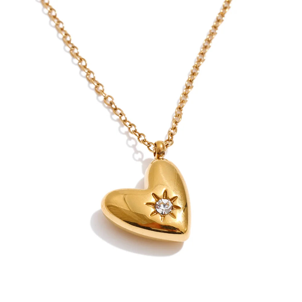 Cubic zirconia heart necklace in gold-plated stainless steel with cubic zirconia.