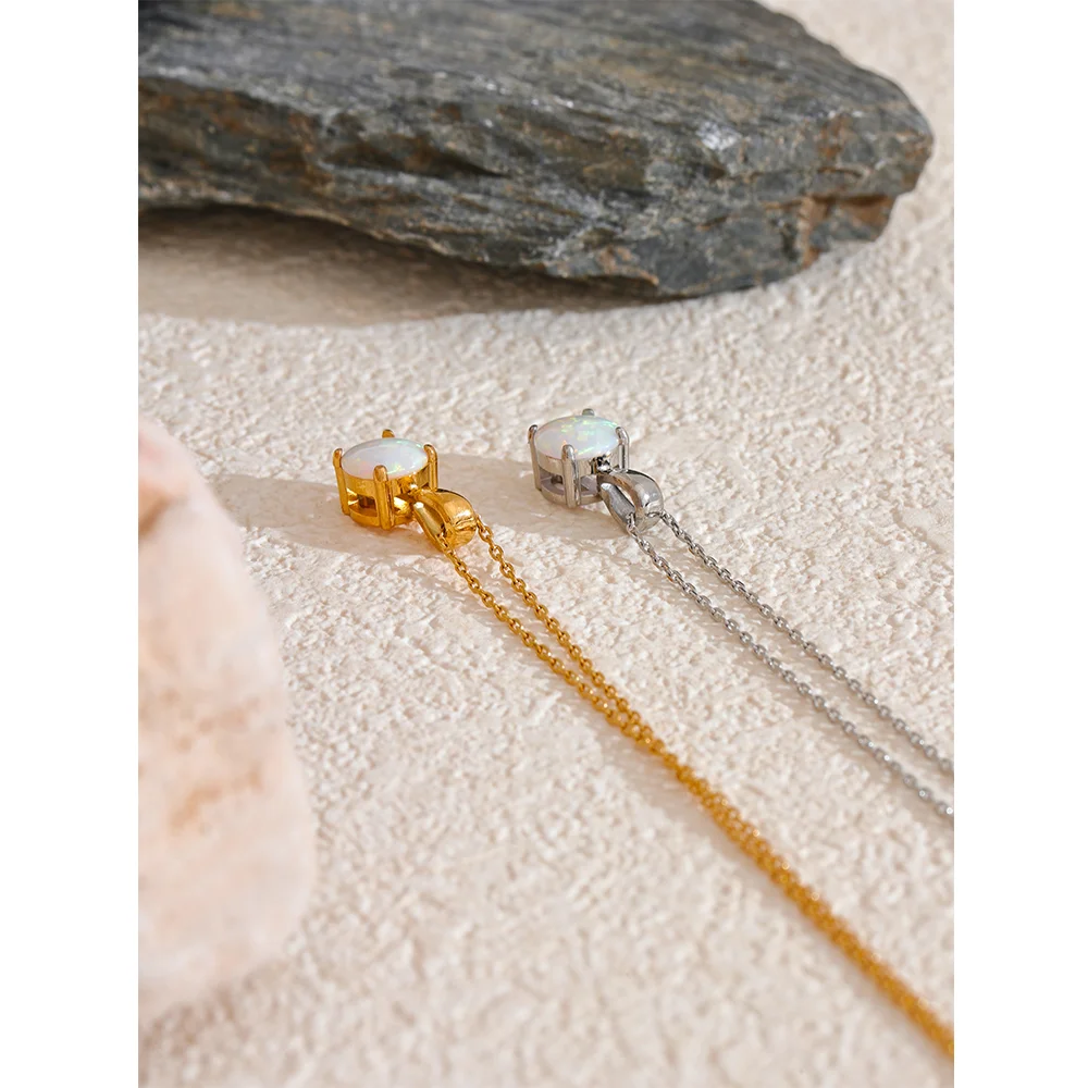 Natural stone geometric necklace in gold-plated stainless steel with natural stone.