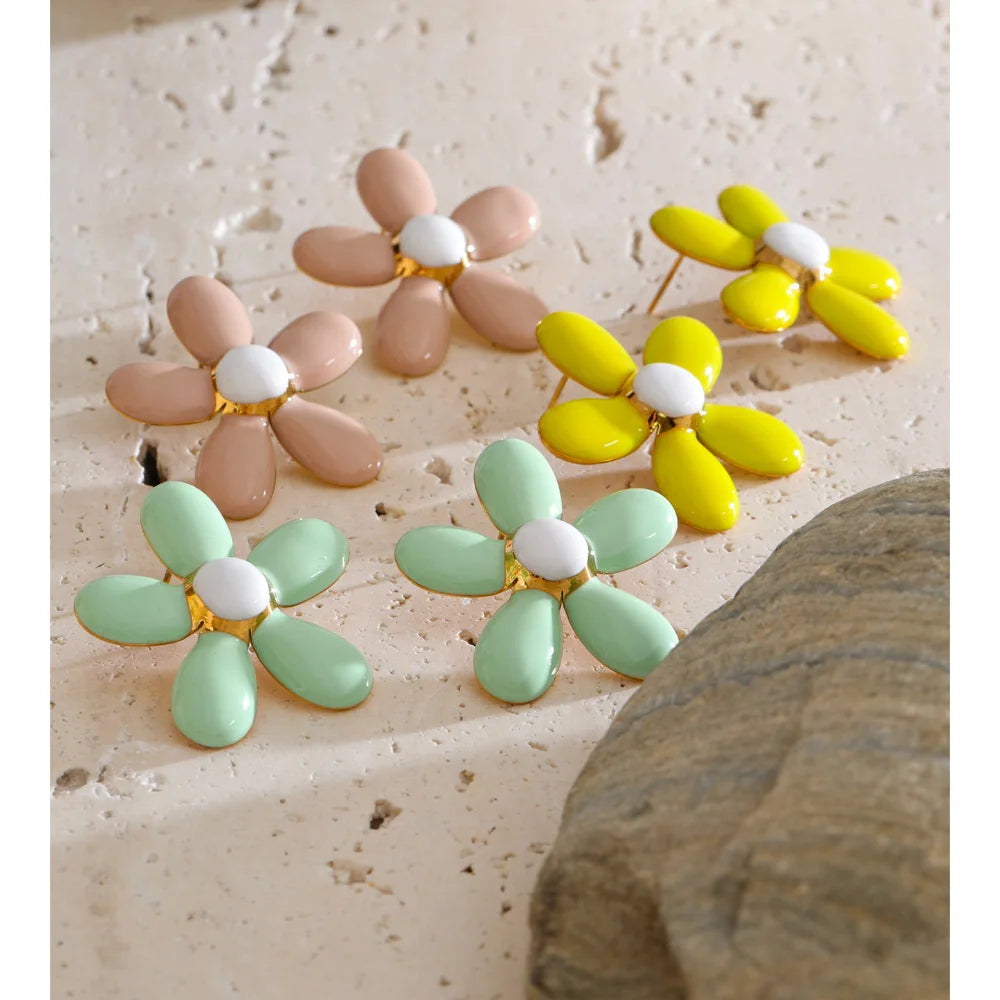 Green enamel flower earrings in gold-plated stainless steel with enamel.