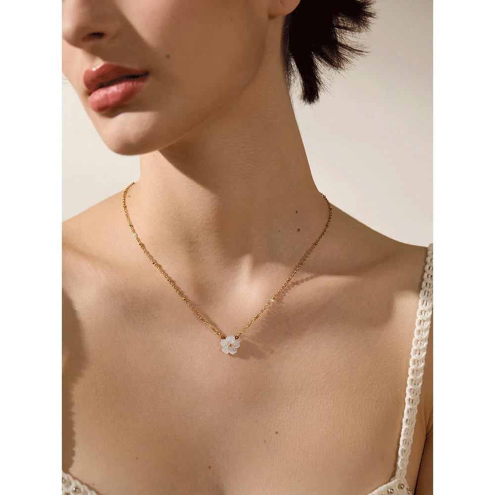 Shell flower chain necklace in gold-plated stainless steel with shell.