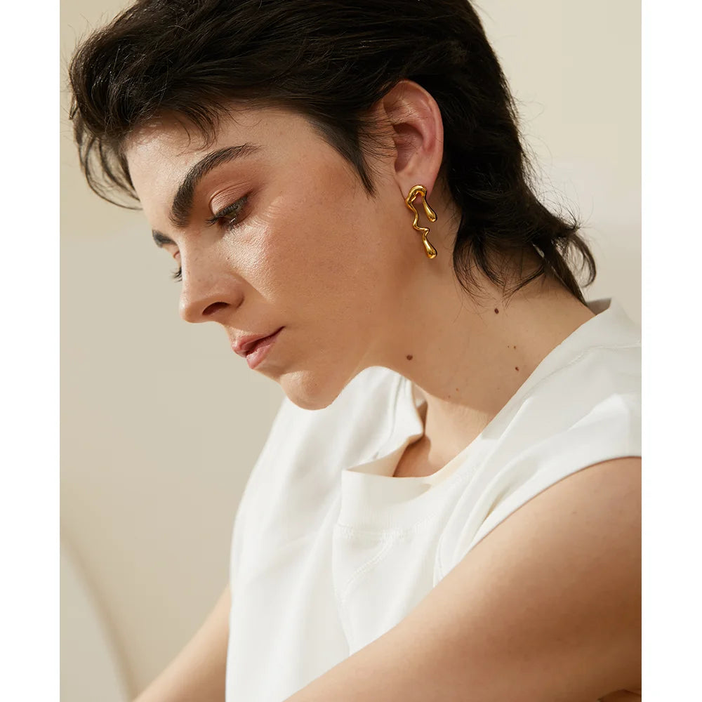Geometric earrings in 18K gold-plated stainless steel.