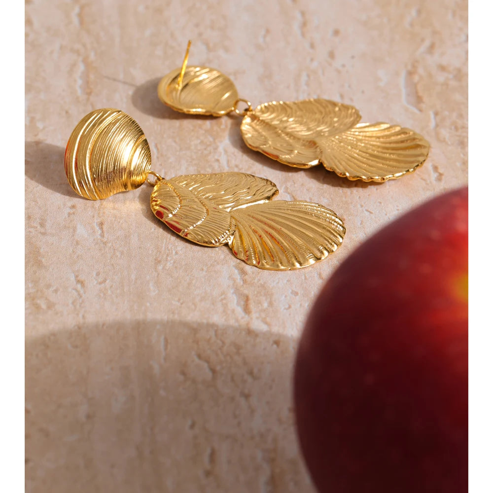 Shell geometric earrings in gold-plated stainless steel with shell.