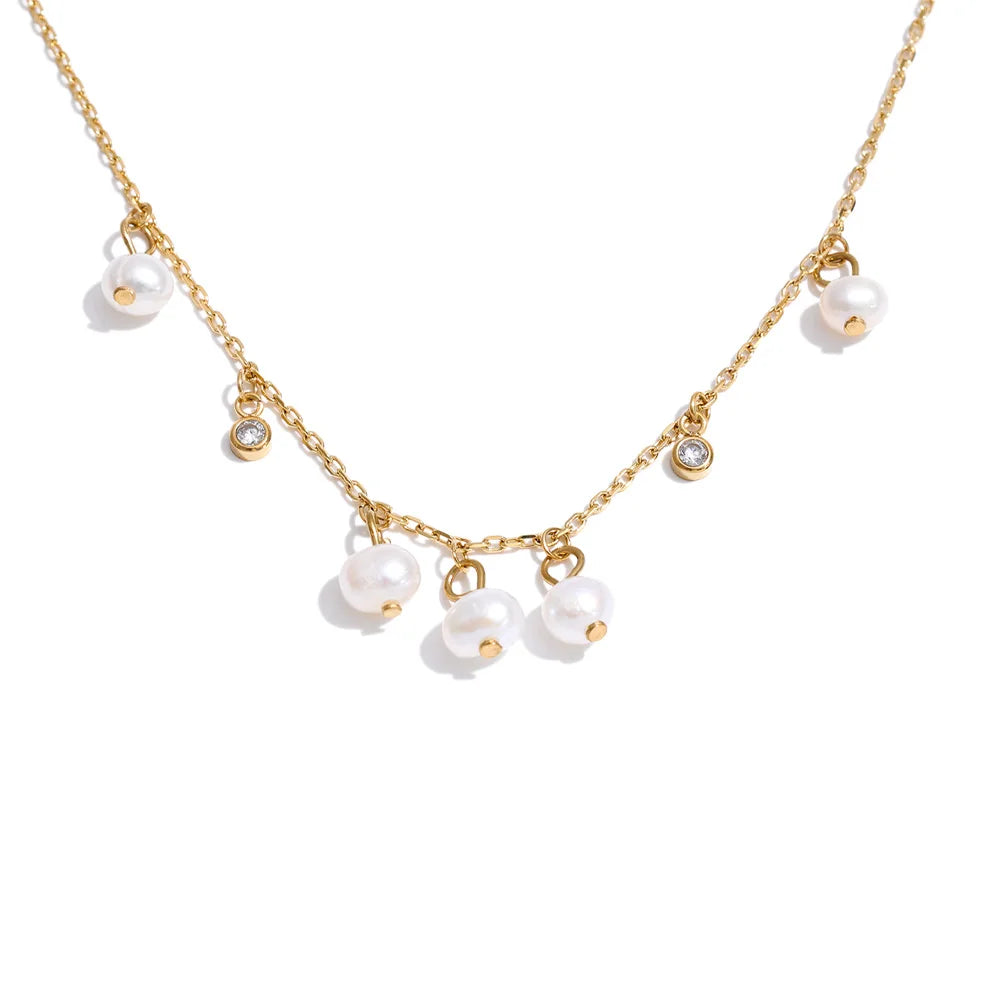 Cubic zirconia freshwater pearl geometric necklace in gold-plated stainless steel with freshwater pearl and cubic zirconia.