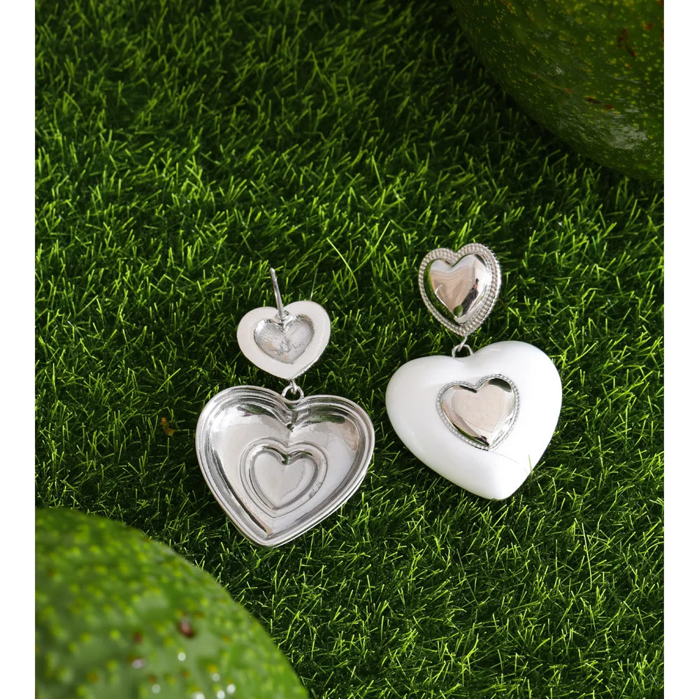 White enamel heart earrings in gold-plated stainless steel with enamel.