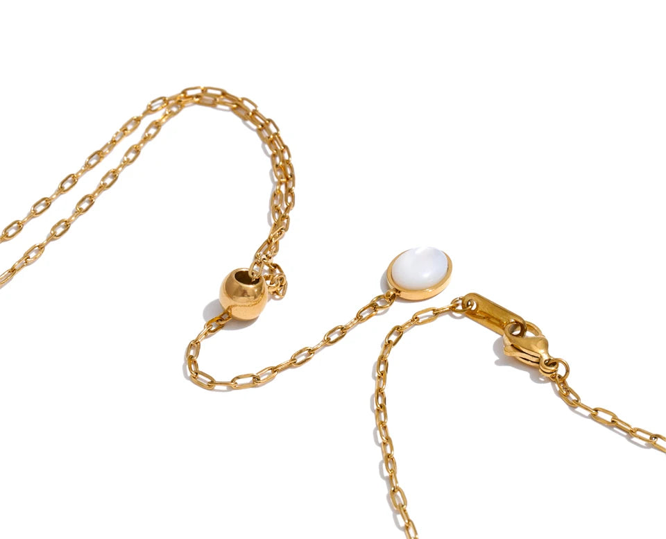 Shell natural stone geometric necklace in gold-plated stainless steel with natural stone and shell.