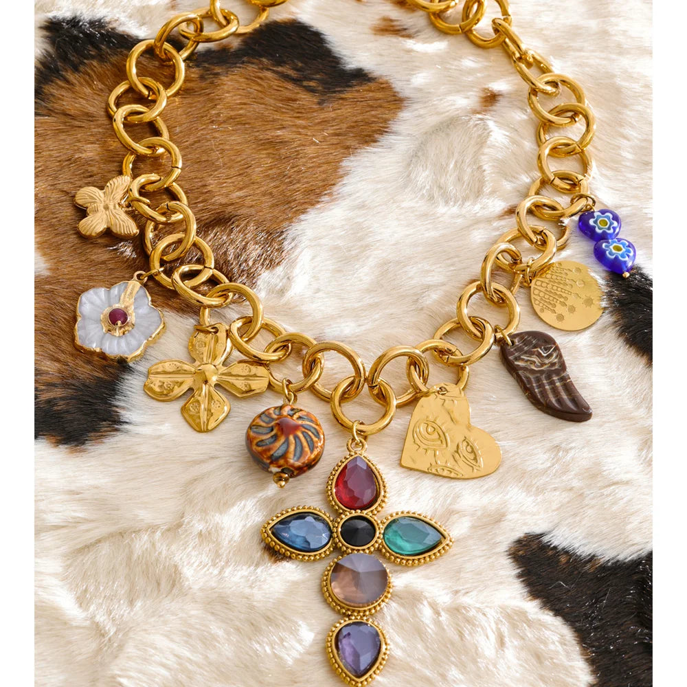 Cubic zirconia heart flower necklace in gold-plated stainless steel with cubic zirconia.