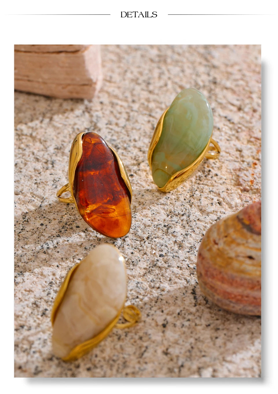 Green resin geometric ring in 18K gold-plated stainless steel with resin.