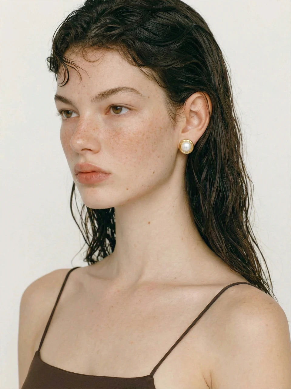 Shell geometric earrings in gold-plated stainless steel with shell.