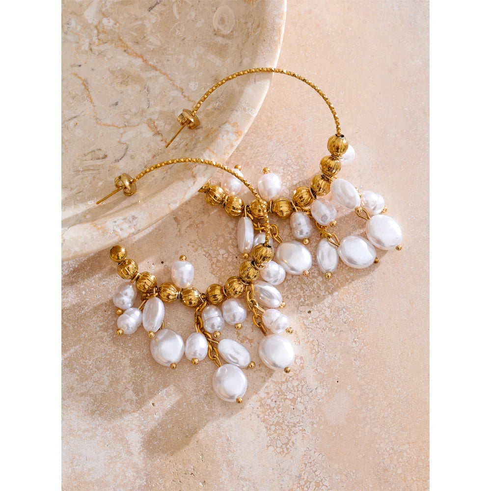 Pearl geometric earrings in gold-plated stainless steel with pearl.