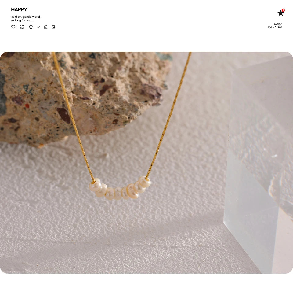 Freshwater pearl geometric necklace in gold-plated stainless steel with freshwater pearl.