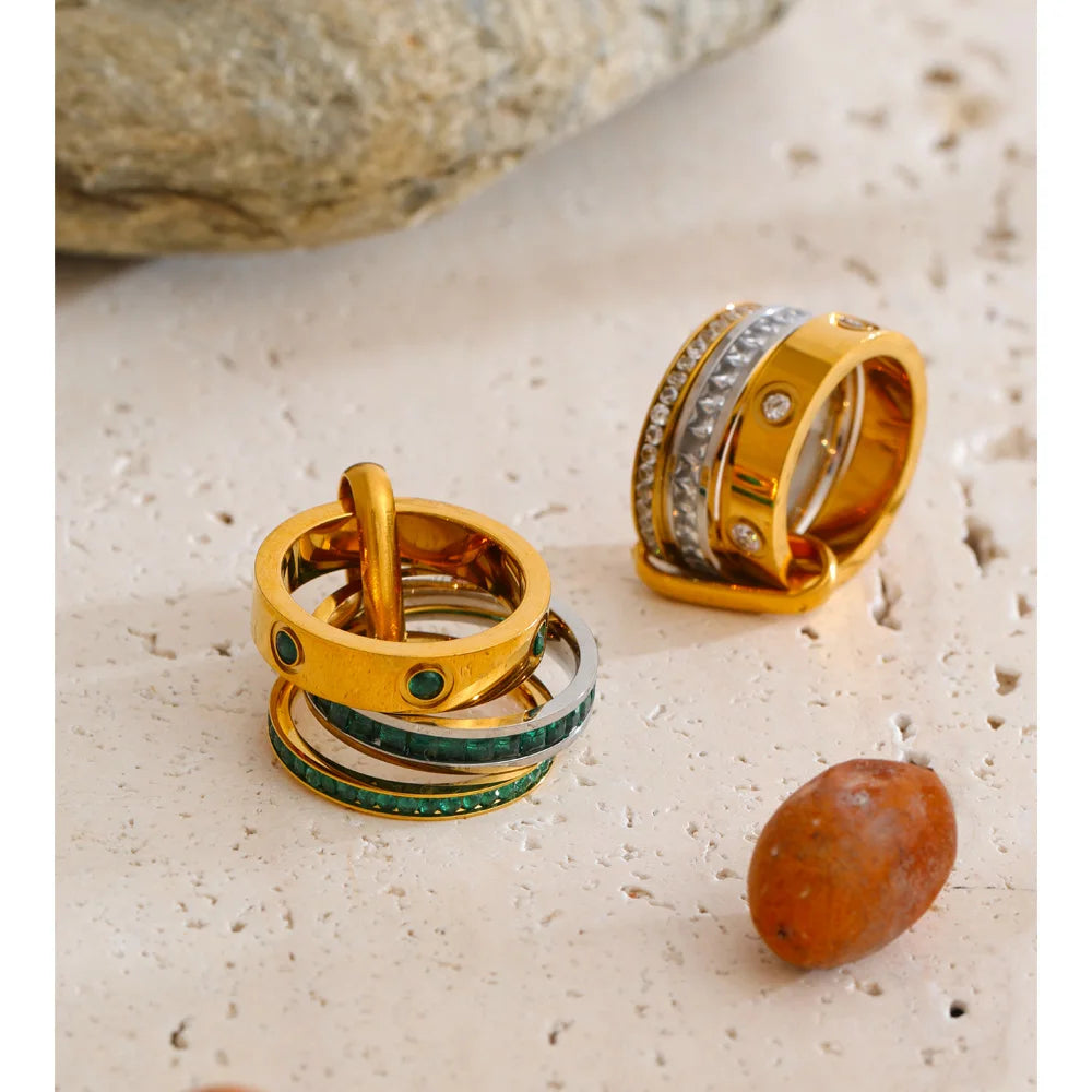 White cubic zirconia geometric ring in 18K gold-plated stainless steel with cubic zirconia.