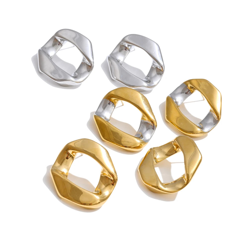 Geometric earrings in gold-plated stainless steel.