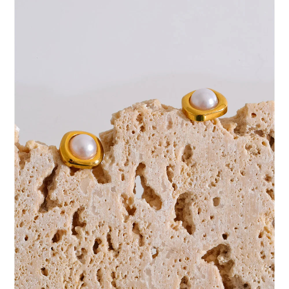 Pearl geometric earrings in gold-plated stainless steel with pearl.