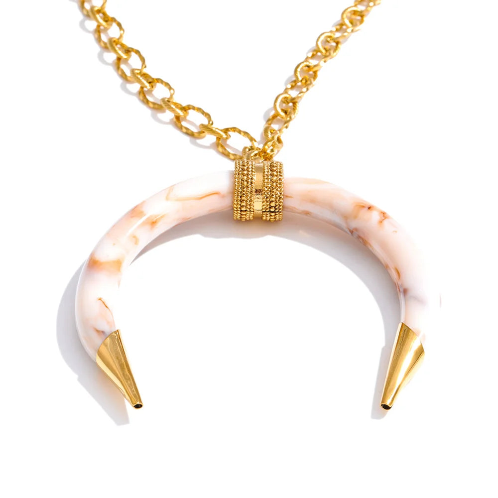 Resin geometric necklace in gold-plated stainless steel with resin.