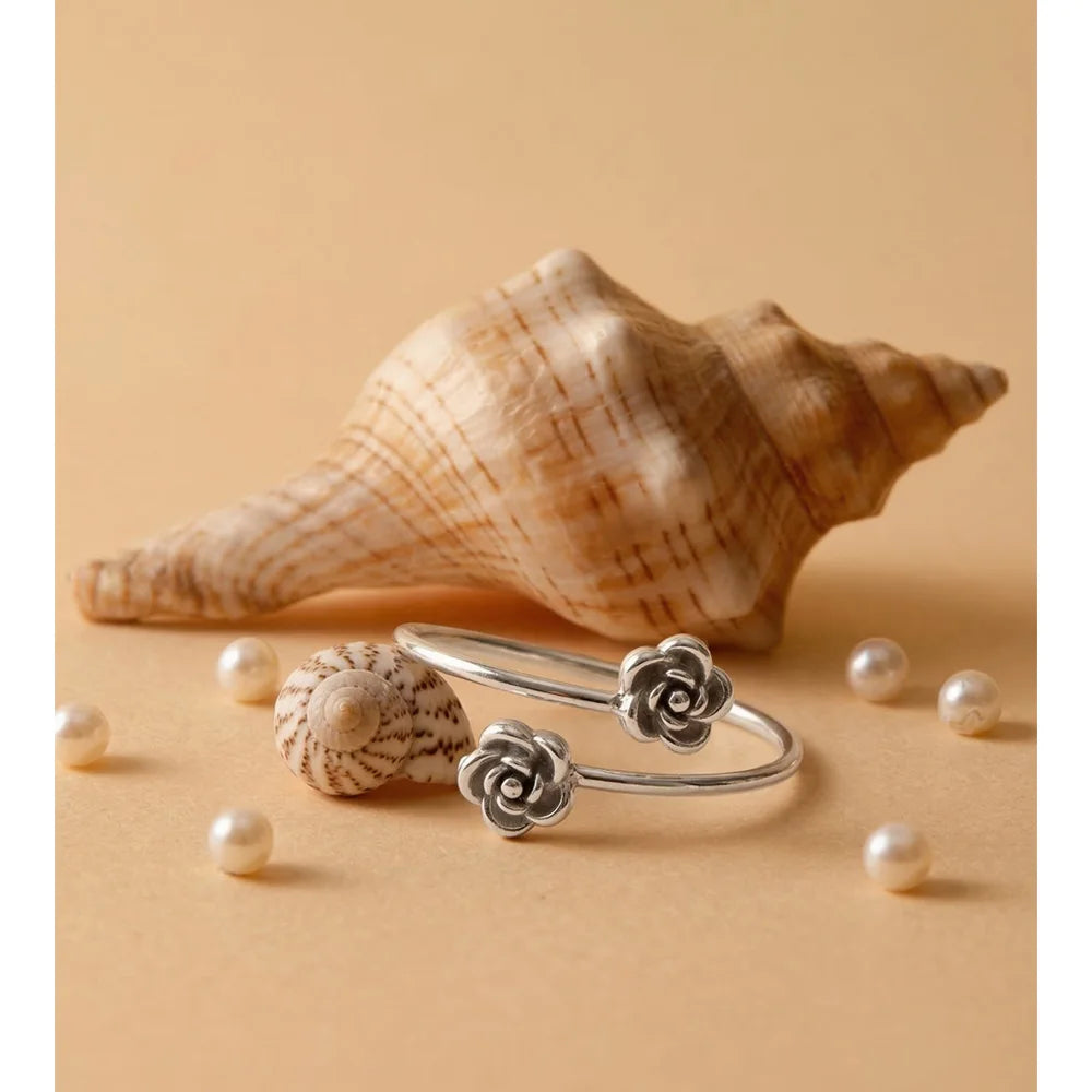 Flower geometric ring in 18K gold-plated stainless steel.