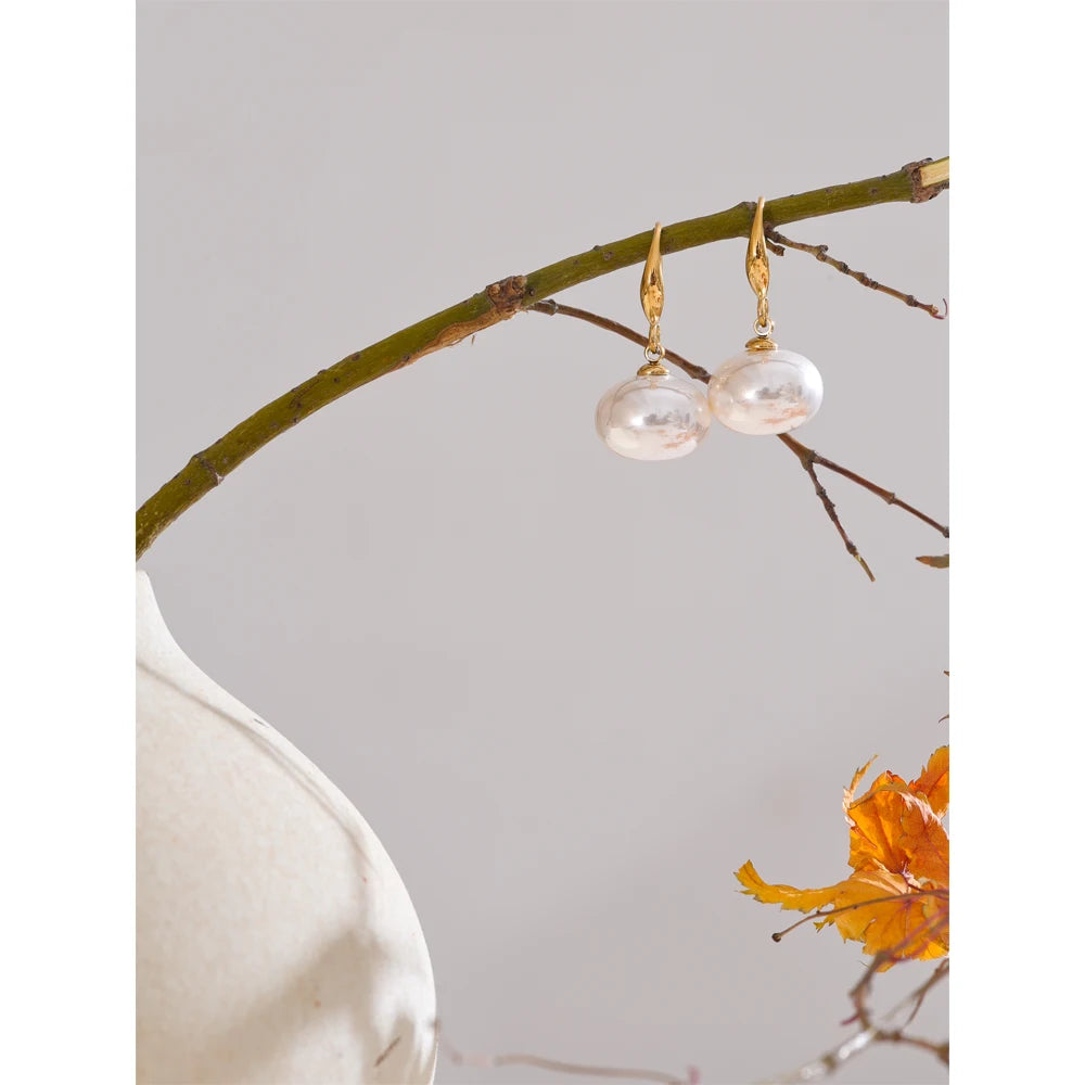 Pearl geometric earrings in gold-plated stainless steel with pearl.