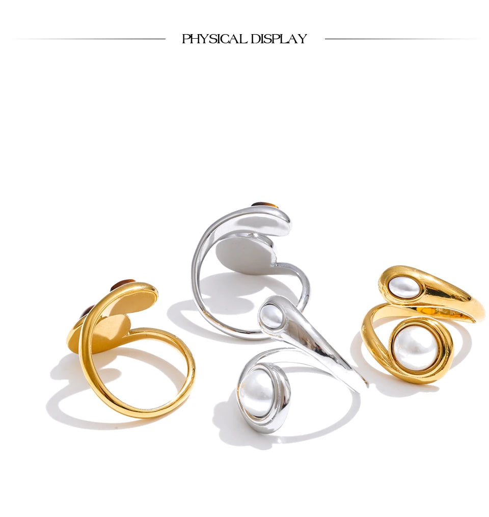 Pearl natural stone geometric ring in 18K gold-plated stainless steel with pearl and natural stone.